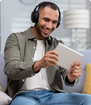 homem ouvindo música